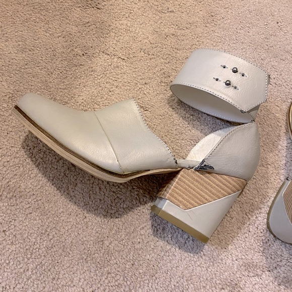 Off-white ankle closed toe heels - Picture 5 of 5